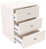 Weiße Nachtkommode mit drei geöffneten Schubladen, seitliche Perspektive