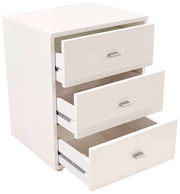 Weiße Nachtkommode mit drei geöffneten Schubladen, seitliche Perspektive