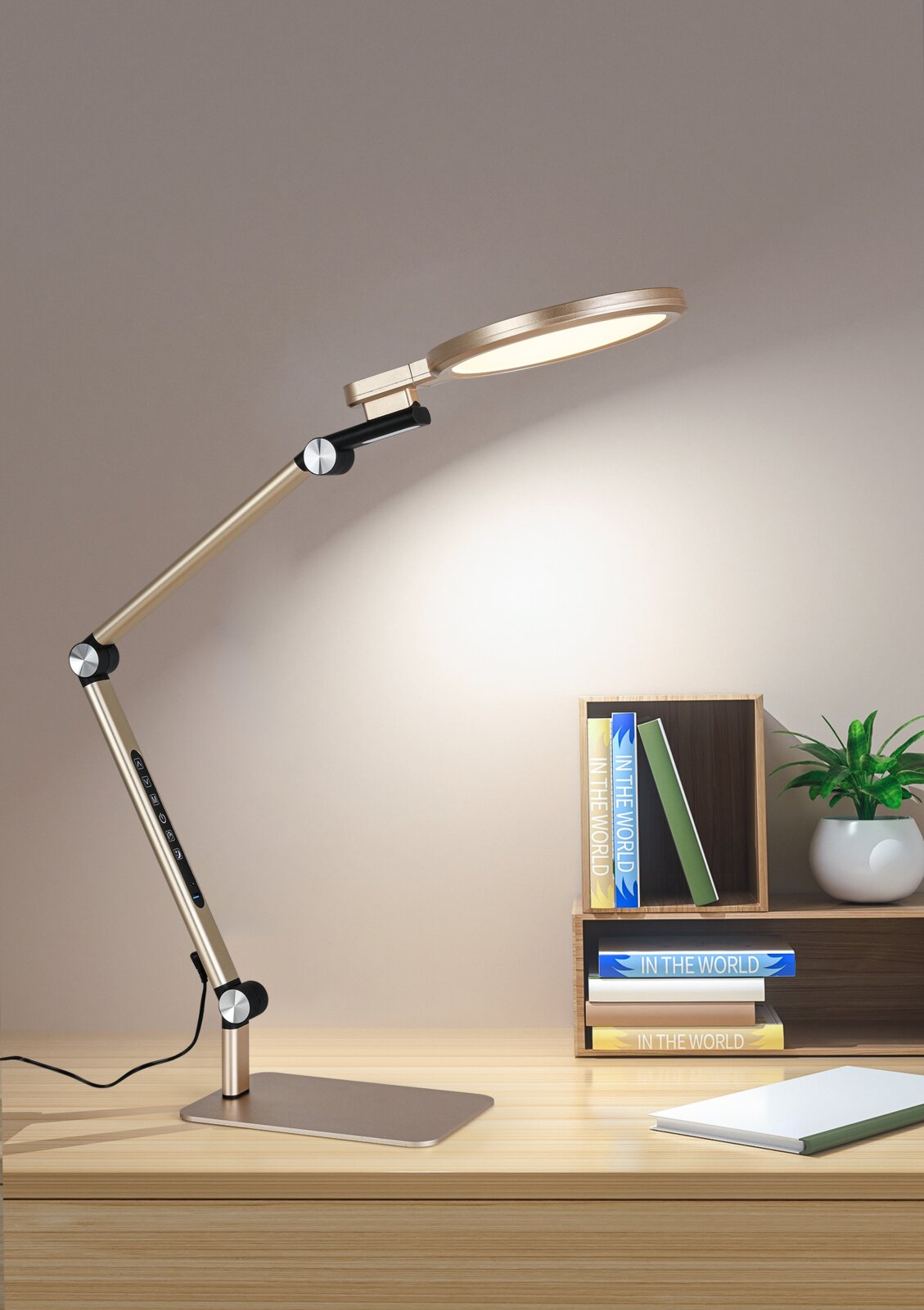 Moderne LED-Schreibtischlampe in Champagner-Gold mit verstellbarem Arm und Touch-Bedienfeld, eingeschaltet auf einem Holztisch neben Bücherregal und Pflanze, Seitenansicht in leicht schräger Perspektive von links