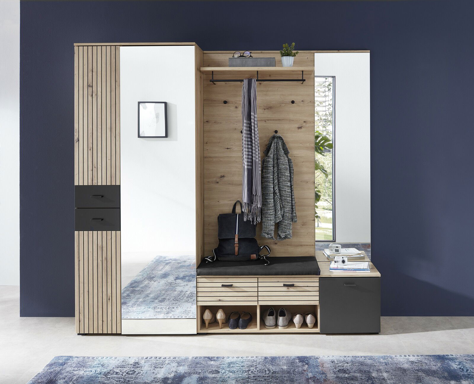 Moderner XL-Schuh- und Garderobenschrank in Holzoptik mit Spiegel, Sitzbank und Stauraum, frontal betrachtet.