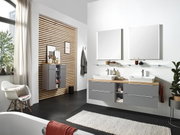 Moderne Badkombination mit zwei Waschbecken, grauen Schränken und großen Spiegeln, seitliche Perspektive