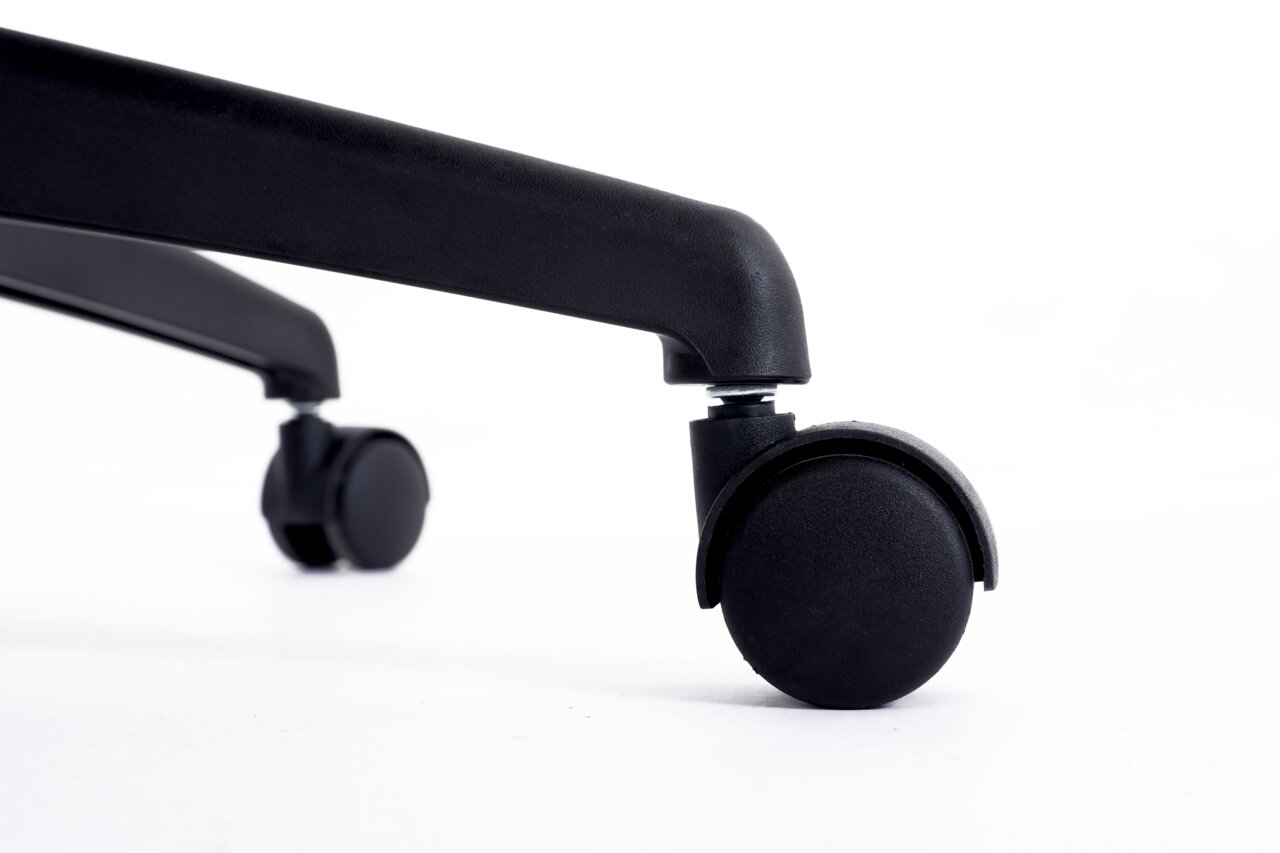 Nahaufnahme einer schwarzen Stuhlrolle eines Drehstuhls, seitliche Perspektive