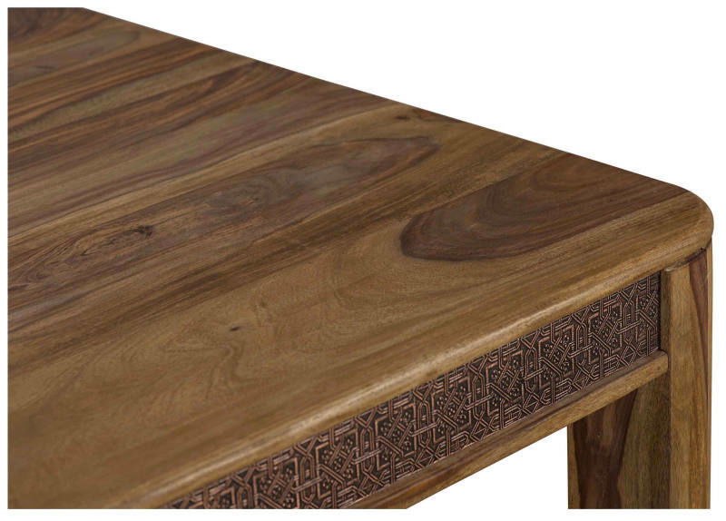 Nahaufnahme eines Esstisches aus Holz mit dekorativer Kante, Perspektive von oben.