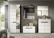 Modernes Flurmöbel-Set in Weiß mit Garderobenschrank mit Spiegel, Wandgarderobe und Schuhbank sowie Kommode mit Spiegel vor grauer Wand, frontale Perspektive.