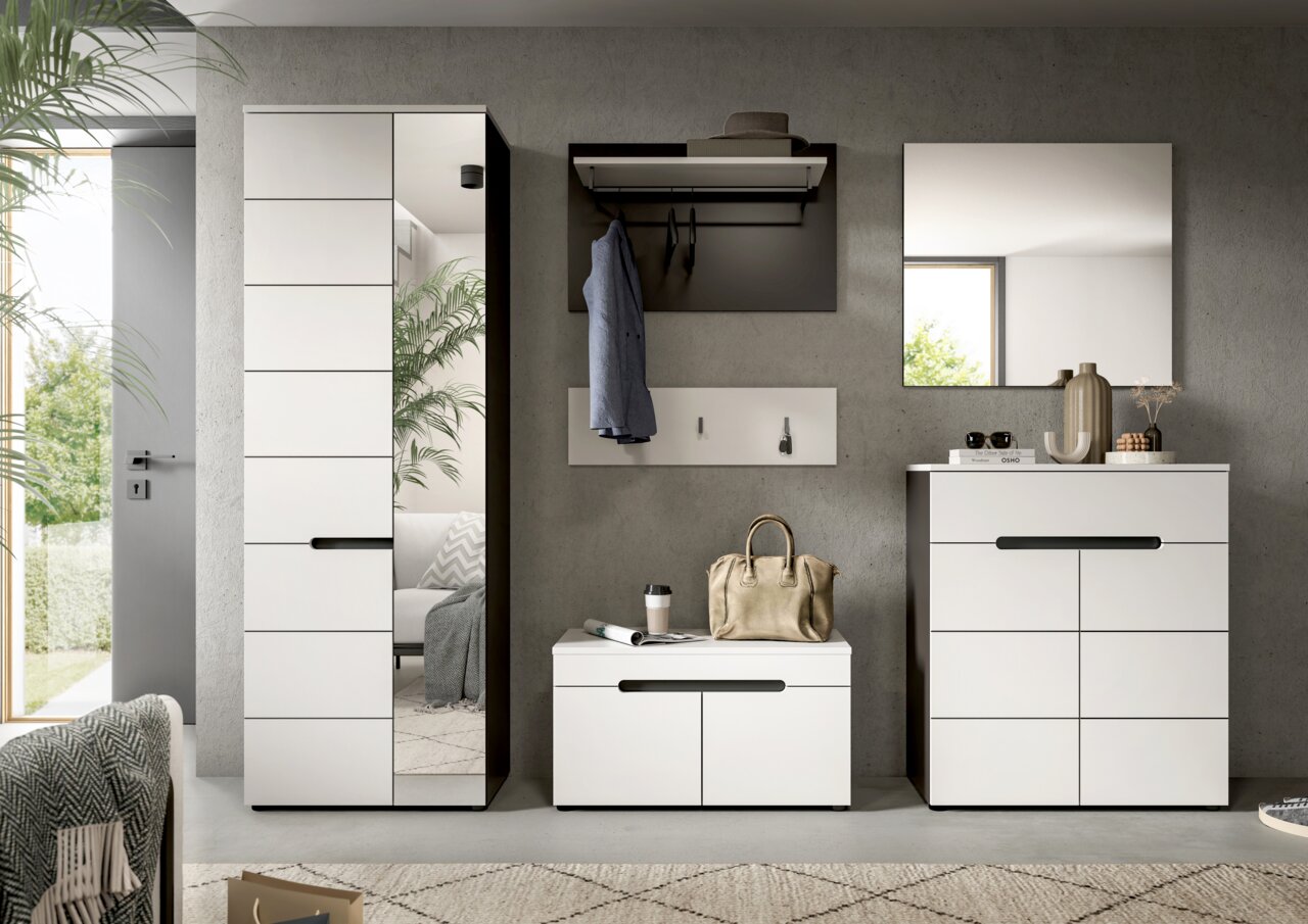 Modernes Flurmöbel-Set in Weiß mit Garderobenschrank mit Spiegel, Wandgarderobe und Schuhbank sowie Kommode mit Spiegel vor grauer Wand, frontale Perspektive.