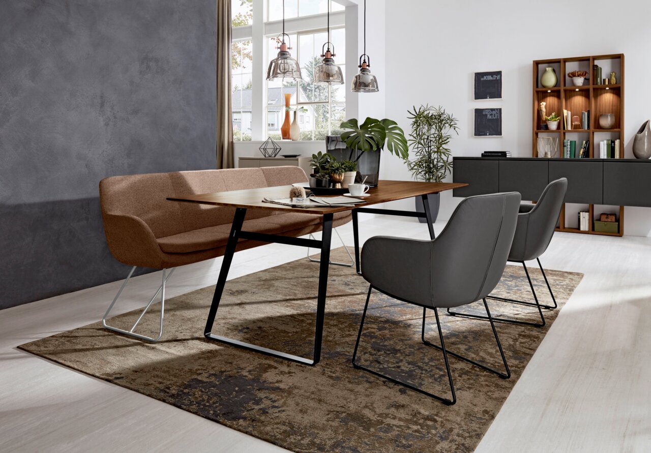 Moderne Polsterbank in einem stilvollen Esszimmer, seitliche Perspektive.