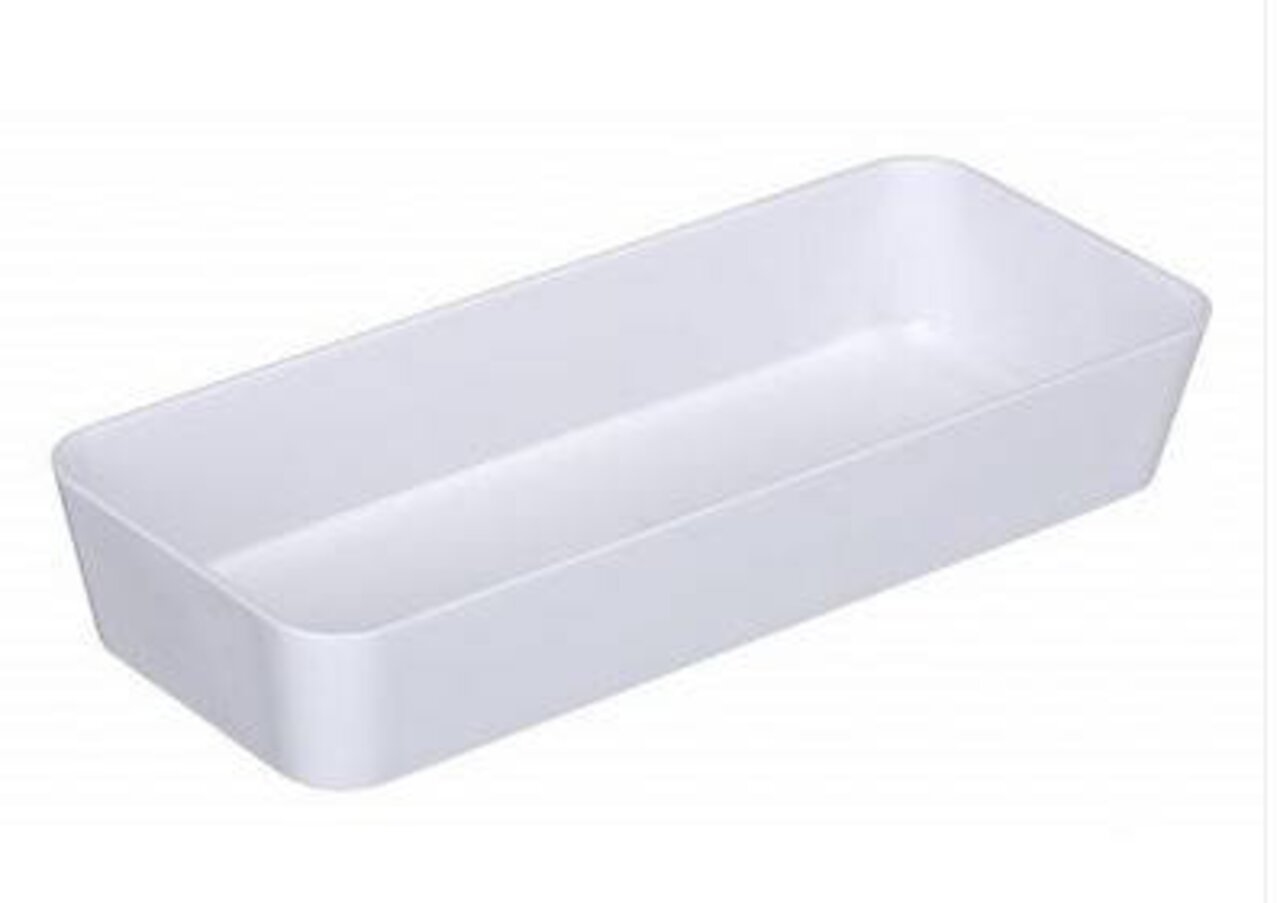 Schmale weiße Ablage aus Kunststoff, perspektivisch von oben fotografiert.