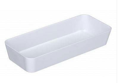 Schmale weiße Ablage aus Kunststoff, perspektivisch von oben fotografiert.