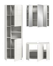 Badezimmermöbel-Set in Weiß, bestehend aus einem hohen Schrank mit offenen und geschlossenen Fächern, einem Spiegelschrank mit drei Türen und einem Waschtischunterschrank mit zwei Türen, aus der Frontalperspektive.