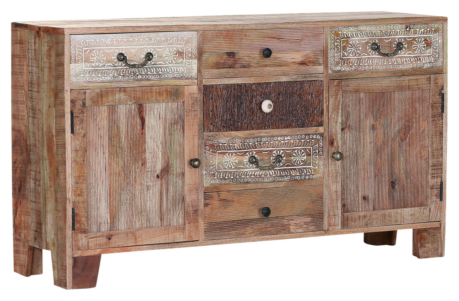 Rustikales Sideboard aus Holz mit dekorativen Schnitzereien, zwei Türen und mehreren Schubladen, seitliche Perspektive