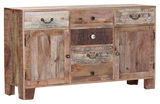 Rustikales Sideboard aus Holz mit dekorativen Schnitzereien, zwei Türen und mehreren Schubladen, seitliche Perspektive