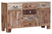 Rustikales Sideboard aus Holz mit dekorativen Schnitzereien, zwei Türen und mehreren Schubladen, seitliche Perspektive