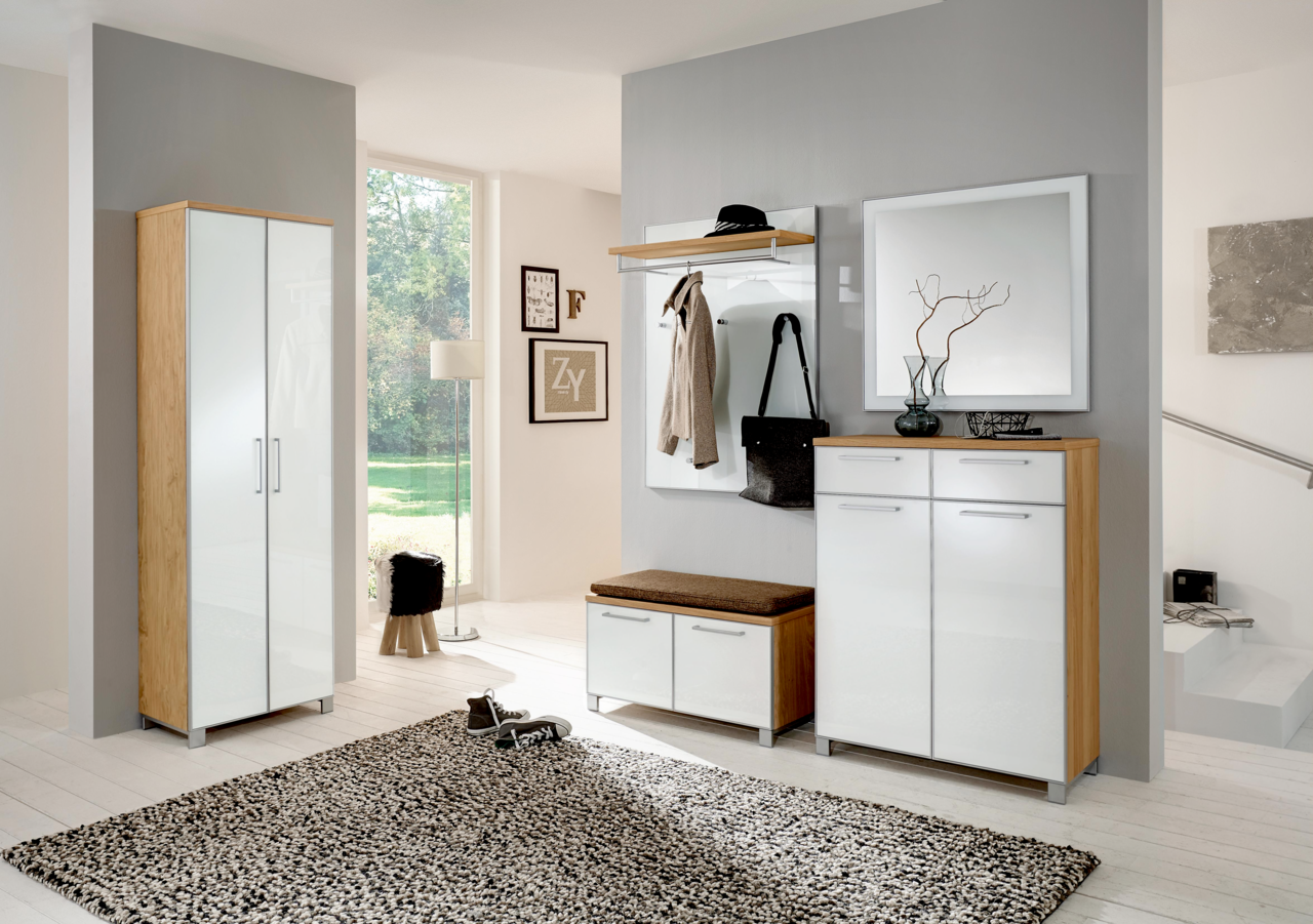 Moderne Garderobeneinrichtung mit XL-Dielenschrank, Garderobenpaneel und Schuhschrank in heller, einladender Atmosphäre. Frontalansicht.