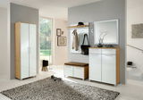 Moderne Garderobeneinrichtung mit XL-Dielenschrank, Garderobenpaneel und Schuhschrank in heller, einladender Atmosphäre. Frontalansicht.