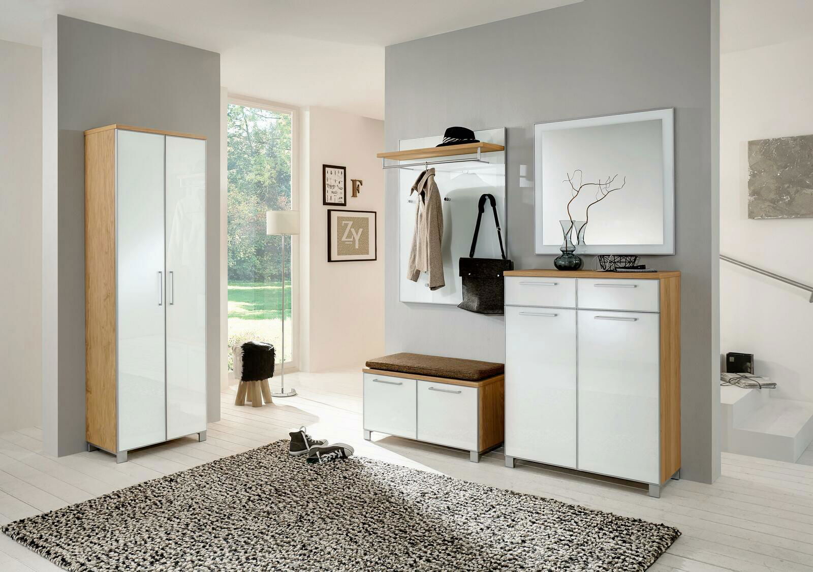 Moderne Garderobeneinrichtung mit XL-Dielenschrank, Garderobenpaneel und Schuhschrank in heller, einladender Atmosphäre. Frontalansicht.