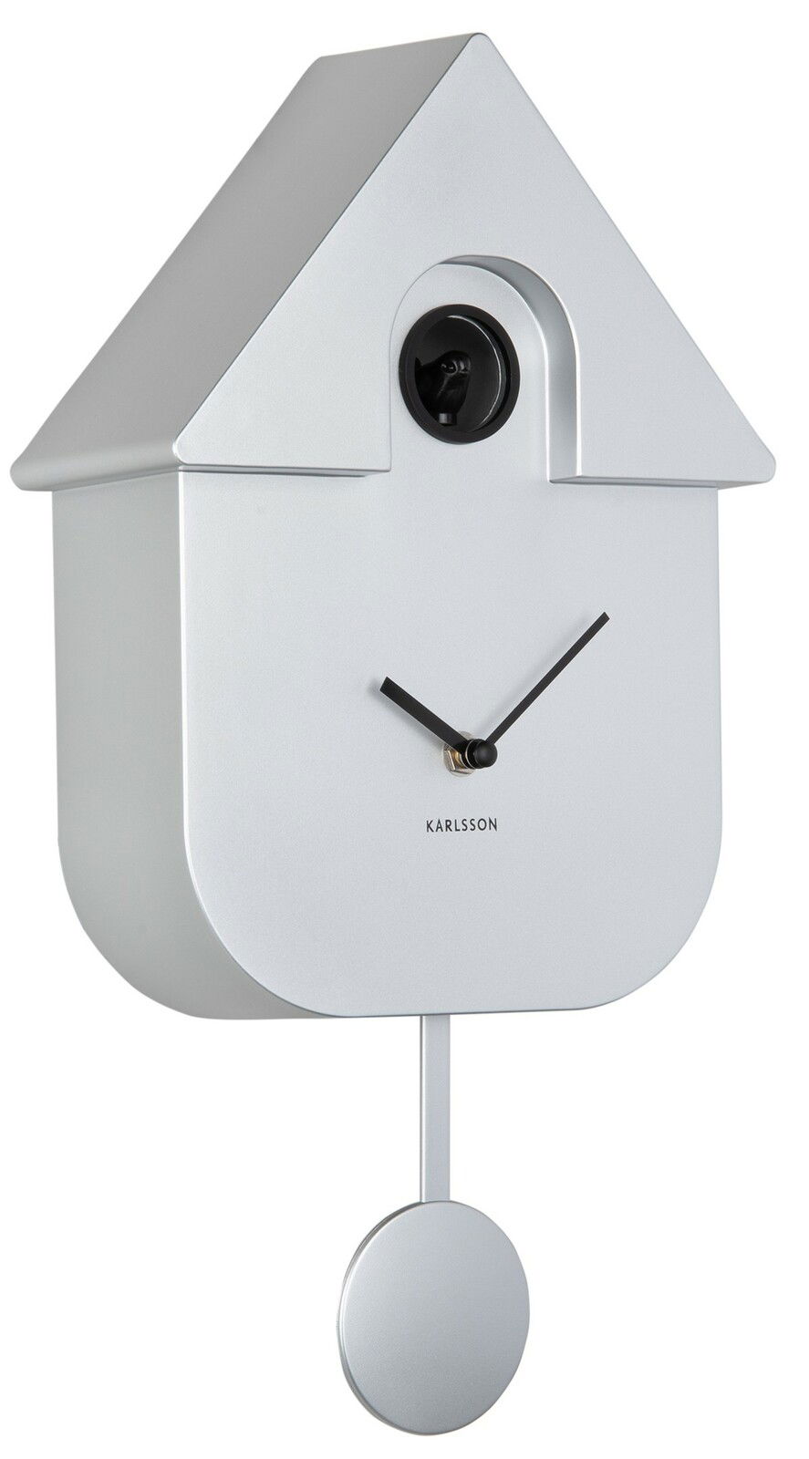 Silberne Wanduhr in Form eines modernen Kuckuckshauses mit Pendel, seitliche Perspektive