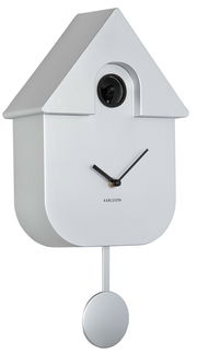 Silberne Wanduhr in Form eines modernen Kuckuckshauses mit Pendel, seitliche Perspektive