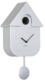 Silberne Wanduhr in Form eines modernen Kuckuckshauses mit Pendel, seitliche Perspektive