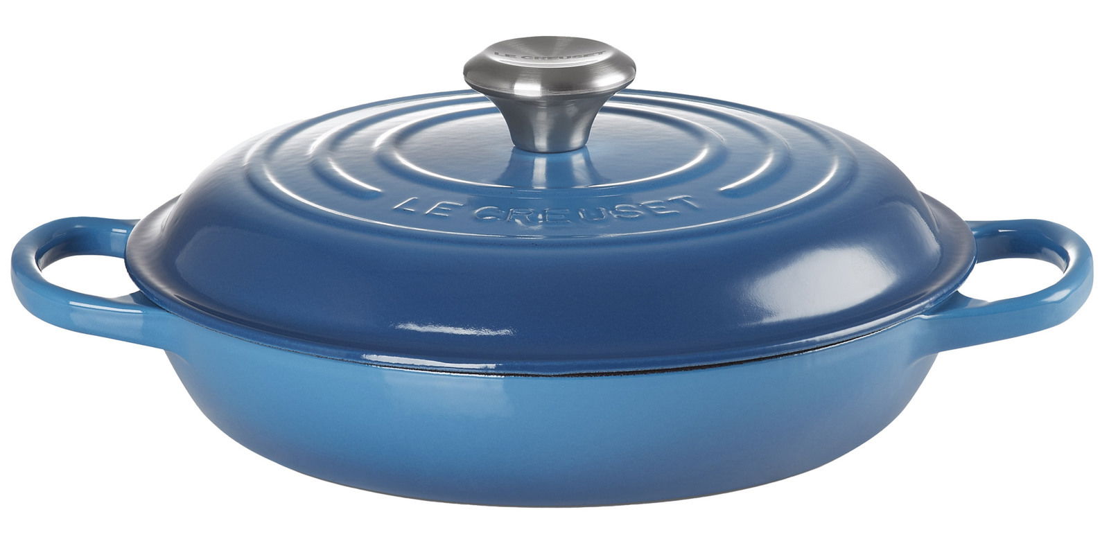 LE CREUSET Gourmet-Profitopf Marseille 26 cm SIGNATURE Blaue gusseiserne Bratpfanne mit Deckel und Griffen, seitliche Perspektive