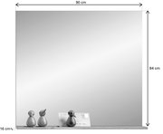 Spiegel mit den Maßen 90 cm x 84 cm, auf einem Regal mit kleinen Holzfiguren und einem Brief, Frontalansicht.