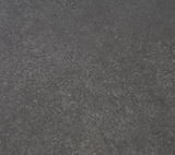 Nahaufnahme der dunklen, strukturierten Oberfläche eines Beistelltisches