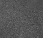 Nahaufnahme der dunklen, strukturierten Oberfläche eines Beistelltisches