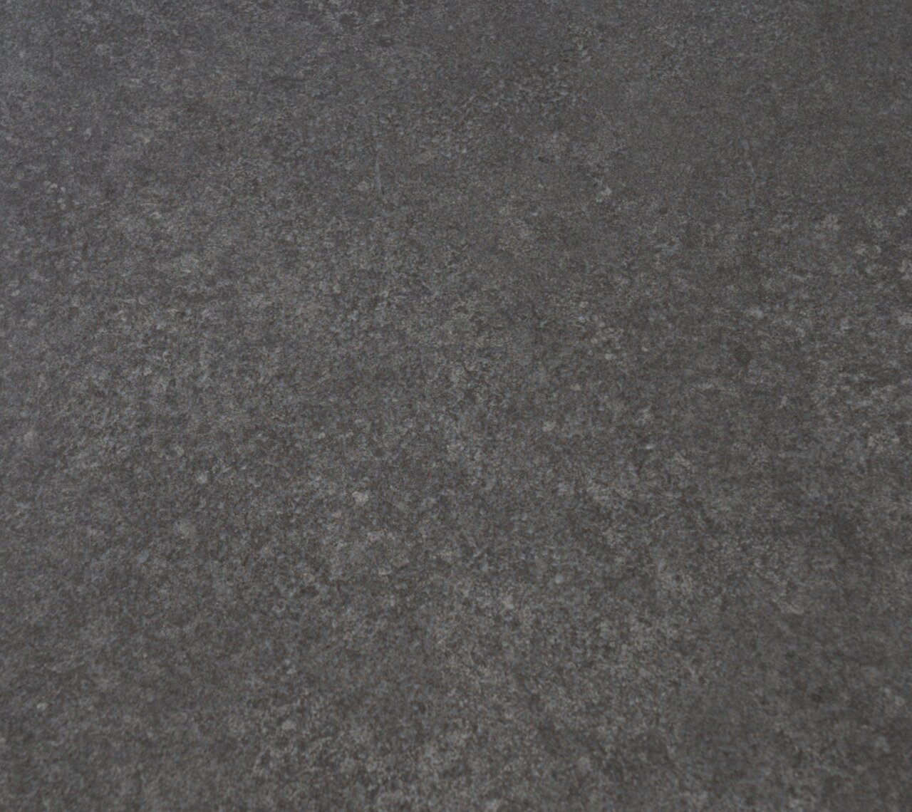 Nahaufnahme der dunklen, strukturierten Oberfläche eines Beistelltisches