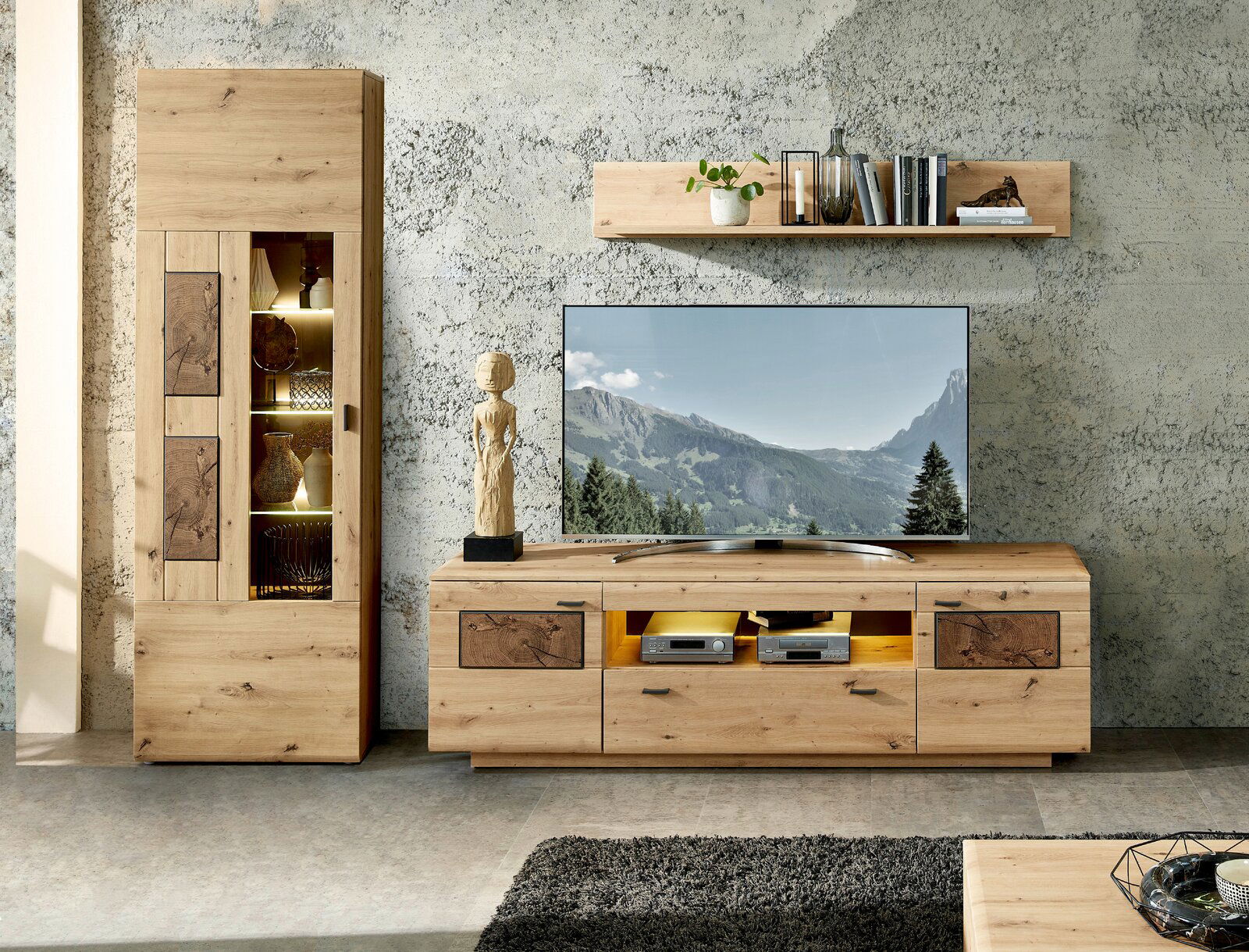 Livetastic Wandkombination MADERA II Wandkombination MADERA II aus Holz in moderner Wohnzimmerumgebung, bestehend aus einem hohen Schrank, einem TV-Board und einem Wandregal, frontal betrachtet.