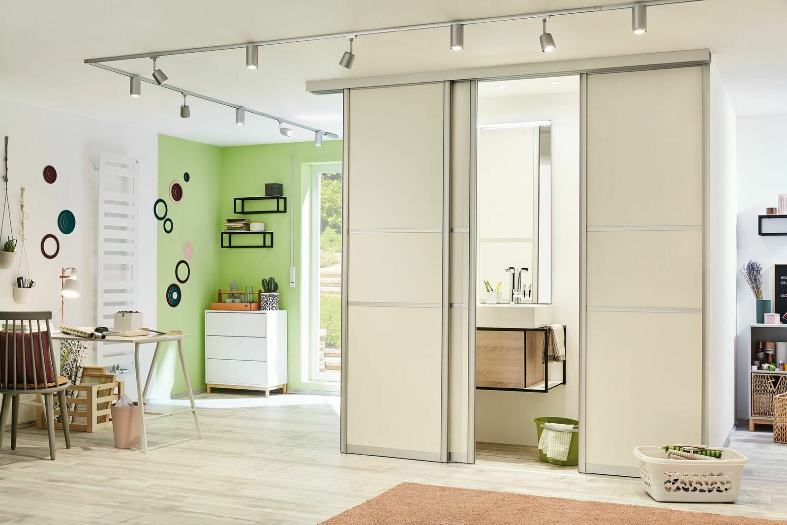 Moderne Wohnzimmerszene mit Schienensystem und mehreren Schienenspots an der Decke, seitliche Perspektive