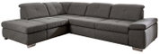 Graues, gepolstertes Ecksofa in L-Form mit Ottomane links, gesteppten Sitz- und Rückenpolstern sowie Metallfüßen, freigestellt auf Weiß; Ansicht schräg von vorne.