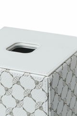 Nahaufnahme einer quadratischen, weißen Kleenexbox mit elegantem Muster, von oben betrachtet.