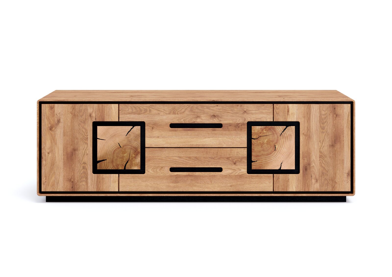 Vooraanzicht van een laag dressoir/tv-meubel van licht hout met een zwart frame, twee lades in het midden met verzonken handgrepen en zijdeuren met vierkante sierpanelen in jaarringenlook tegen een witte achtergrond.