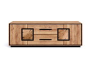 Vooraanzicht van een laag dressoir/tv-meubel van licht hout met een zwart frame, twee lades in het midden met verzonken handgrepen en zijdeuren met vierkante sierpanelen in jaarringenlook tegen een witte achtergrond.