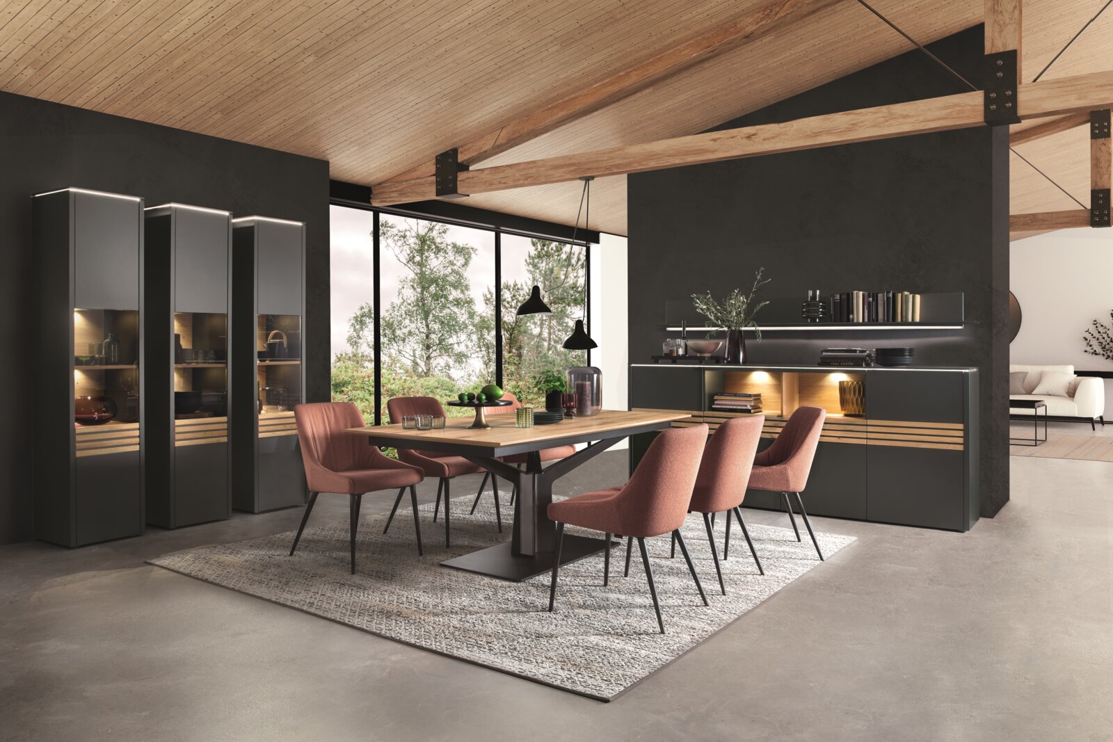 Venjakob Vitrine GAME Moderne Esszimmer-Einrichtung mit drei hohen Vitrinen, einem Esstisch mit sechs Stühlen und einem Sideboard, seitliche Perspektive.