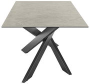 Moderner Esstisch mit quadratischer, grauer Tischplatte und schwarzem, gekreuztem Metallgestell, seitliche Perspektive