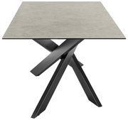 Moderner Esstisch mit quadratischer, grauer Tischplatte und schwarzem, gekreuztem Metallgestell, seitliche Perspektive