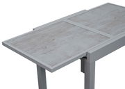Moderner Gartentisch mit grauer Steinoptik-Oberfläche, seitliche Perspektive