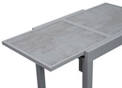 Moderne tuintafel met een grijs oppervlak in steenlook, zijaanzicht