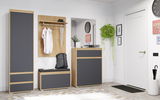 Moderner Flur mit Spiegel, Garderobe und Schrank in Holzoptik und grauen Fronten, seitliche Perspektive.
