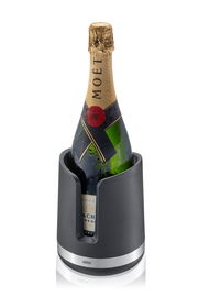 Champagnerflasche in einem modernen, schwarzen Flaschenkühler aus seitlicher Perspektive
