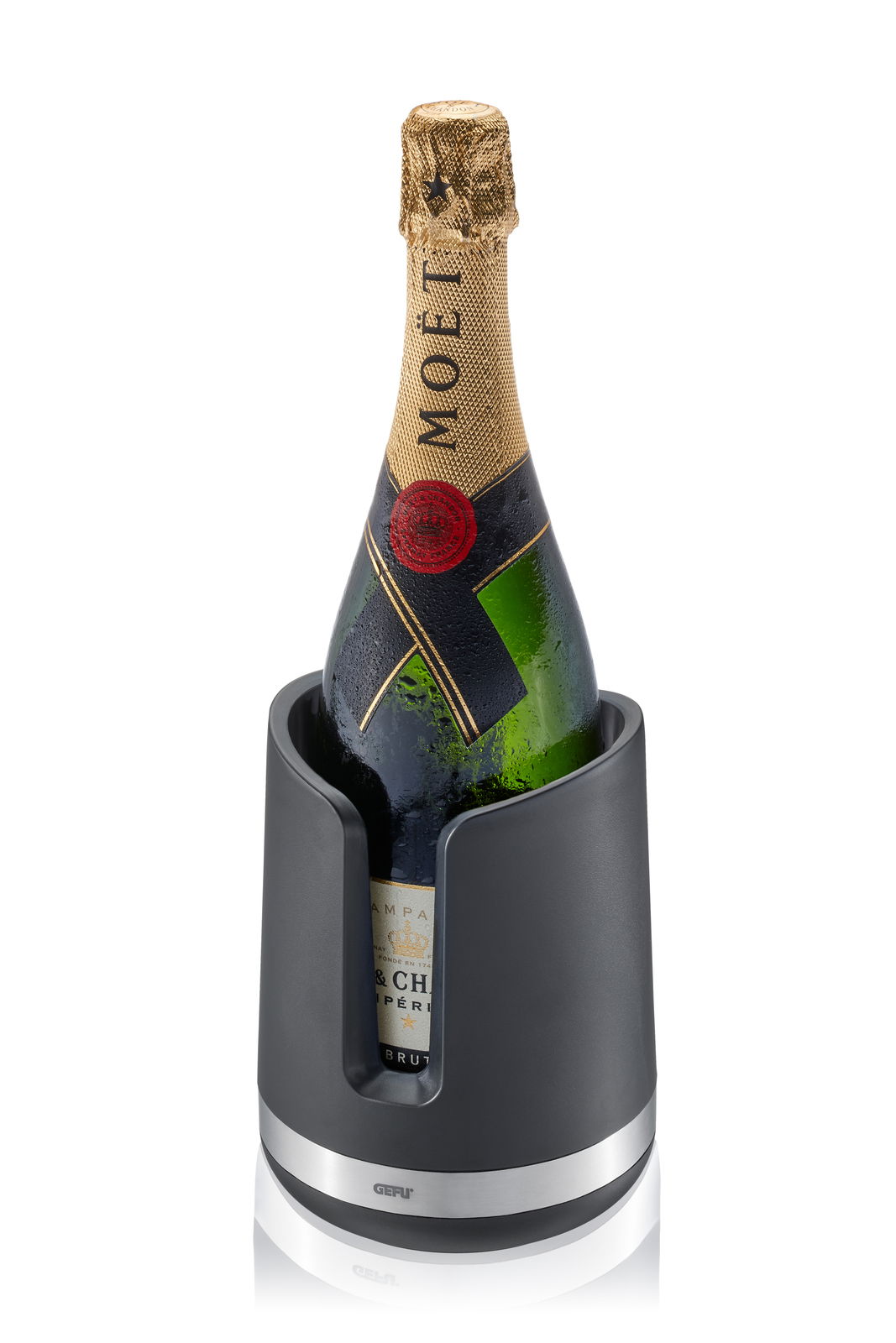 Champagnerflasche in einem modernen, schwarzen Flaschenkühler aus seitlicher Perspektive