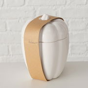 Weißer Jumbobecher in Form eines Kürbisses mit braunem Papierband, seitliche Perspektive.