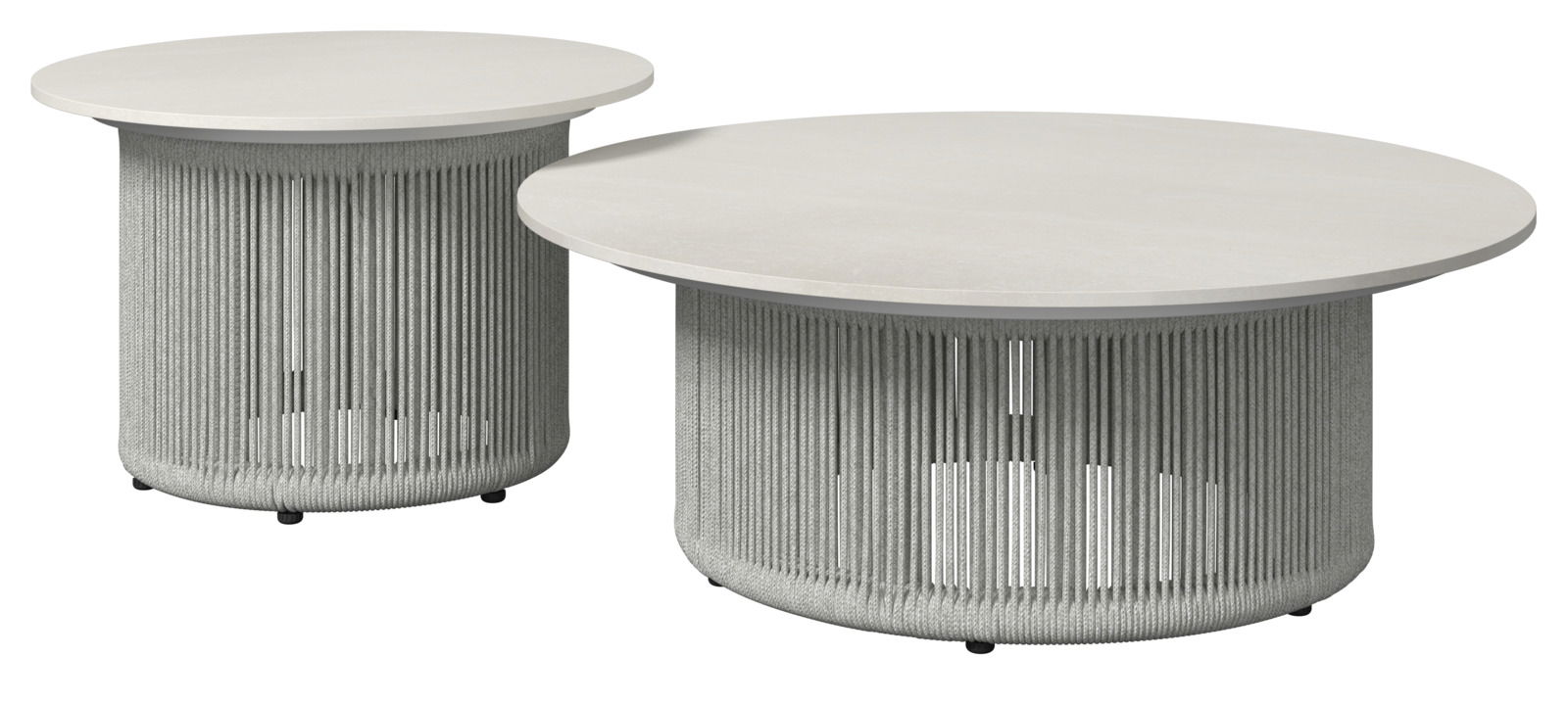 Zwei runde Beistelltische mit geflochtenem Seil-Design und glatter Tischplatte, seitliche Perspektive.