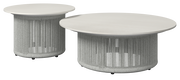 Zwei runde Beistelltische mit geflochtenem Seil-Design und glatter Tischplatte, seitliche Perspektive.