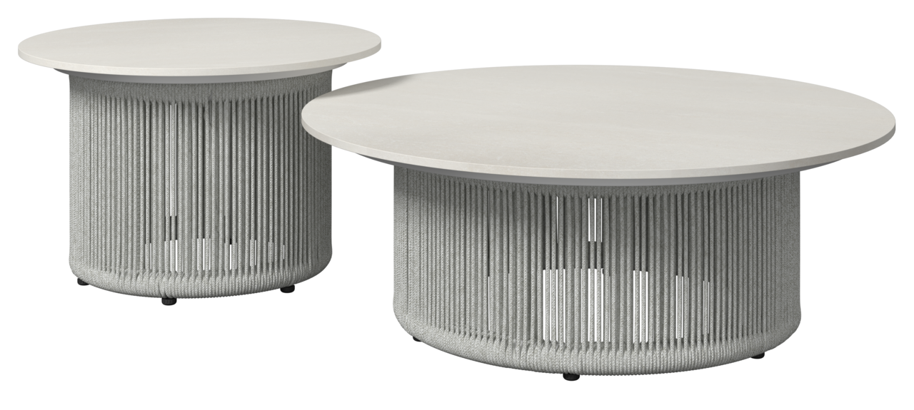 Zwei runde Beistelltische mit geflochtenem Seil-Design und glatter Tischplatte, seitliche Perspektive.