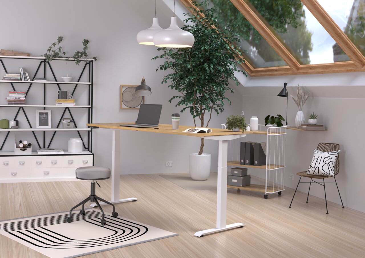 Modern, in hoogte verstelbaar elektrisch bureau in een stijlvolle, lichte ruimte met dakraam, planten en planken, gezien vanuit de zijkant.