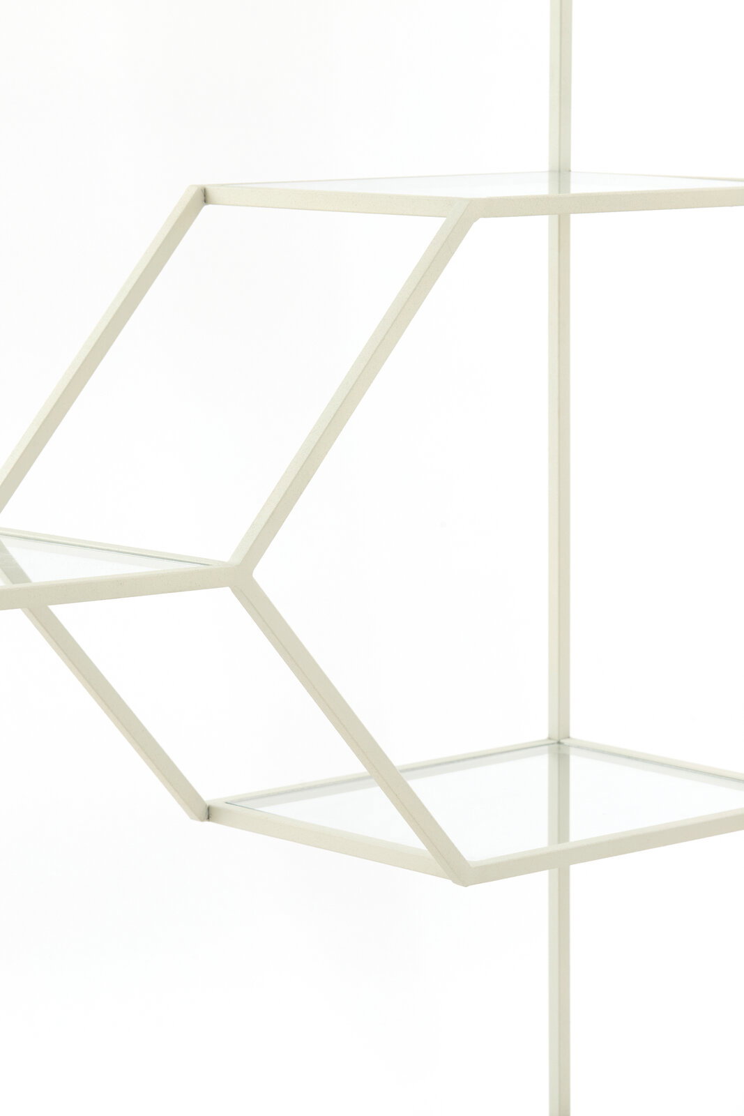 Nahaufnahme eines modernen, geometrischen Standregals mit Glasböden und einem weißen Metallrahmen, seitliche Perspektive.