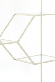 Nahaufnahme eines modernen, geometrischen Standregals mit Glasböden und einem weißen Metallrahmen, seitliche Perspektive.