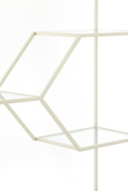 Nahaufnahme eines modernen, geometrischen Standregals mit Glasböden und einem weißen Metallrahmen, seitliche Perspektive.
