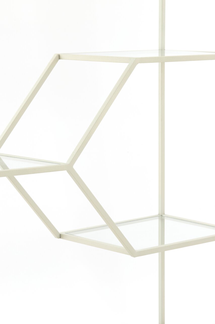 Nahaufnahme eines modernen, geometrischen Standregals mit Glasböden und einem weißen Metallrahmen, seitliche Perspektive.